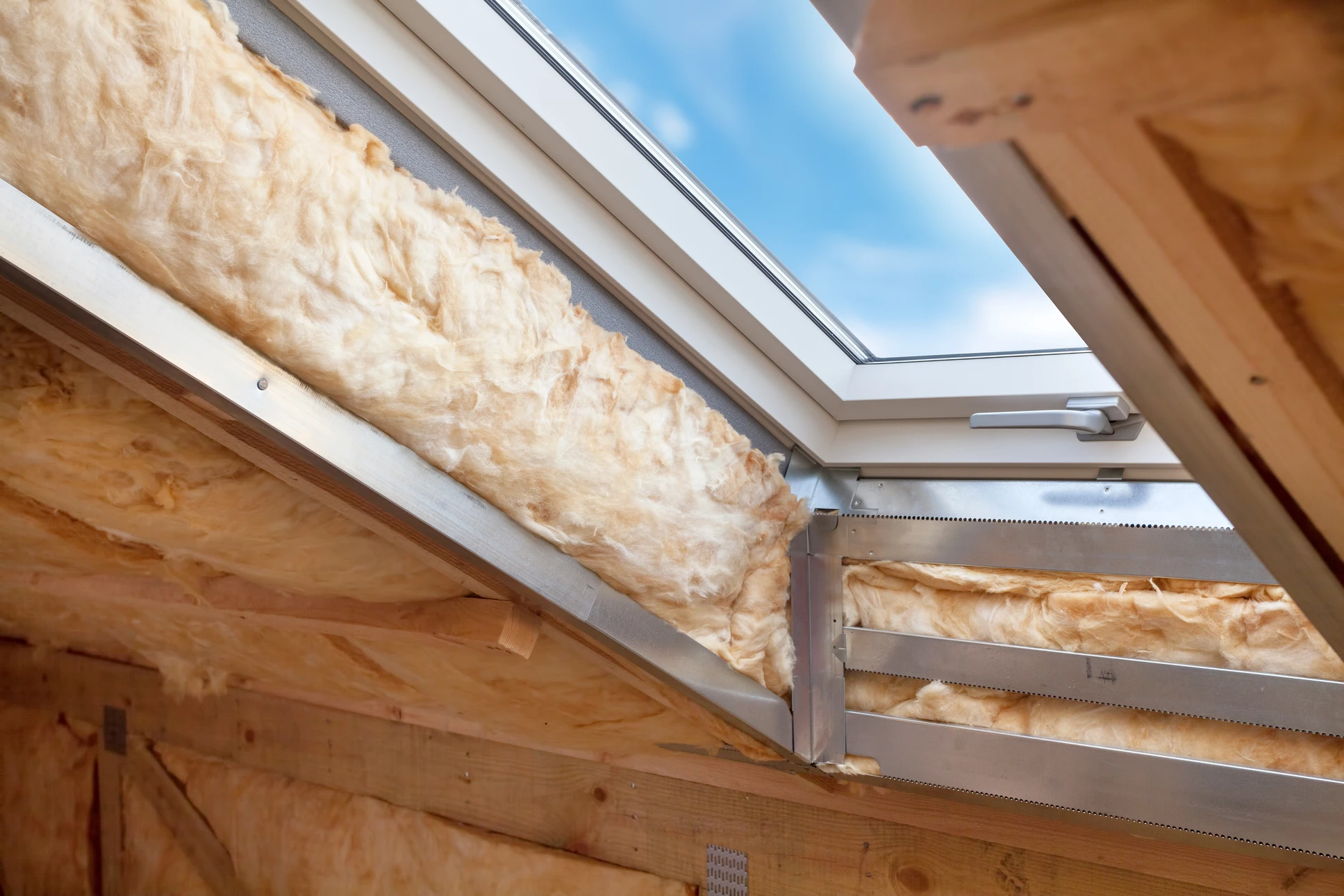 Chantier d'isolation thermique de combles aménagés avec fenêtre de toit
