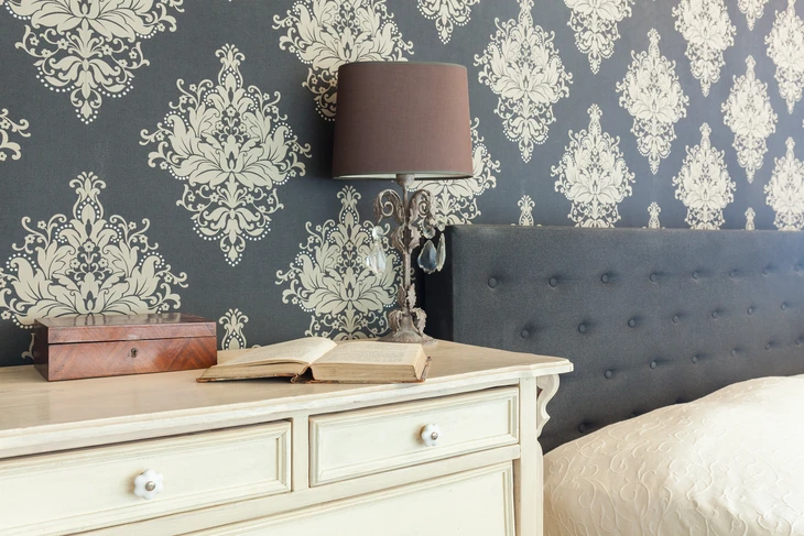 Intérieur résidentiel élégant avec fauteuil gris moderne à piètement bois et plante verte en pot tressé