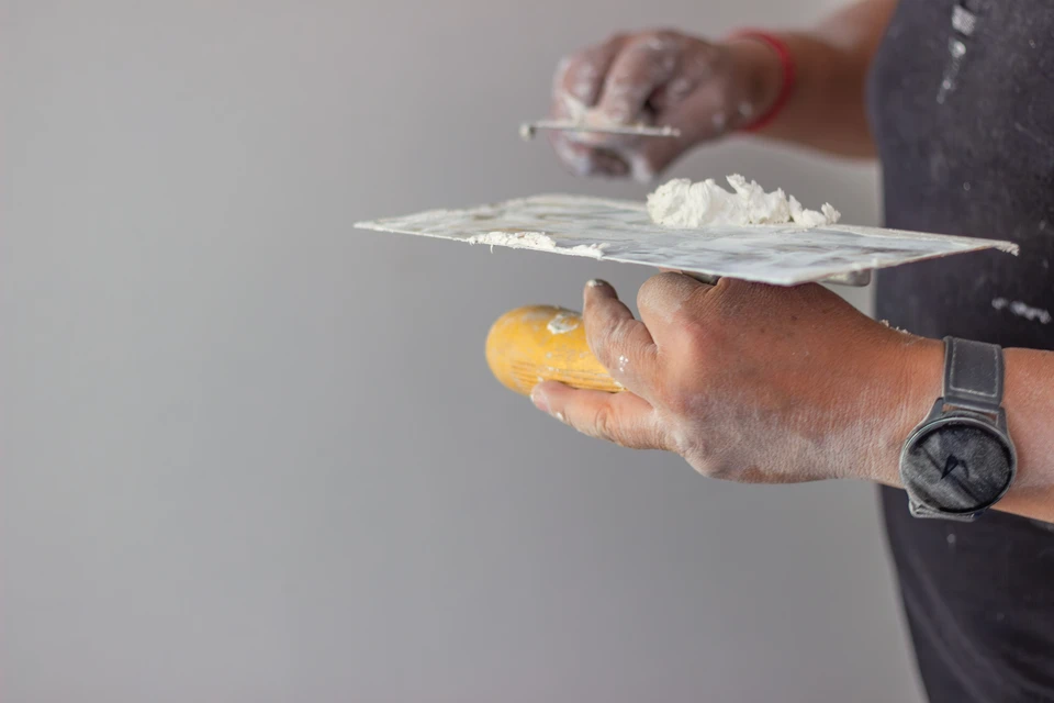 Intérieur en cours de finition avec murs en plaques de plâtre fraîchement posées, prêts pour peinture