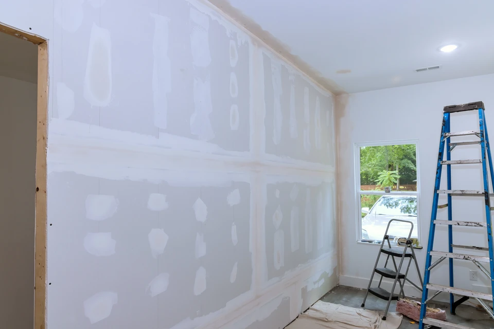 Chantier de rénovation intérieure avec cloisons sèches en cours d'installation